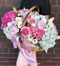 Композиция солнечный день в Кизильское Цветочная композиция из Розы, Хризантемы, Пионы и Лизиантусы в корзине в Кизильское